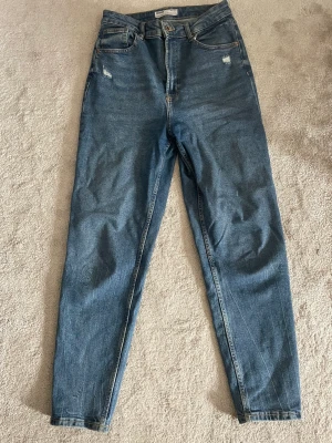 Blå jeans - Fina jeans, snålt använda. Mom slim jeans modell.