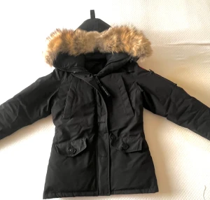 Äkta Canada Goose - Jätte fin och varm jacka som går att justera vid midjan till sin egna önskan, hade på mig den förra vintras så enbart i 2 månader ungefär☺️.  skydd överdrag medföljer   Kvittot för köp finns vid önskan