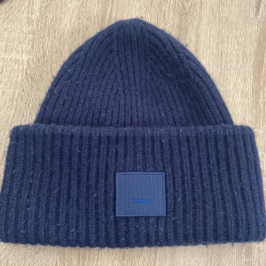 Acne mössa - As snygg acne mössa perfekt till vintern/hösten! Använd gärna köp nu!