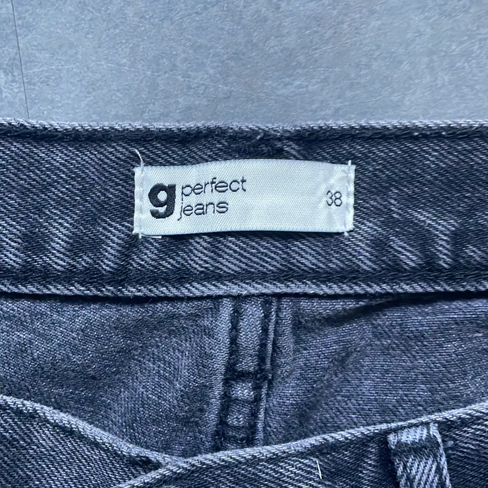 Lågmidjade jeans från Gina tricot i storlek 38. De är använda ett fåtal gånger och passar mig som är 165cm lång, nypris 500kr🌟 skriv för bilder med dem på eller frågor. Jeans & Byxor.