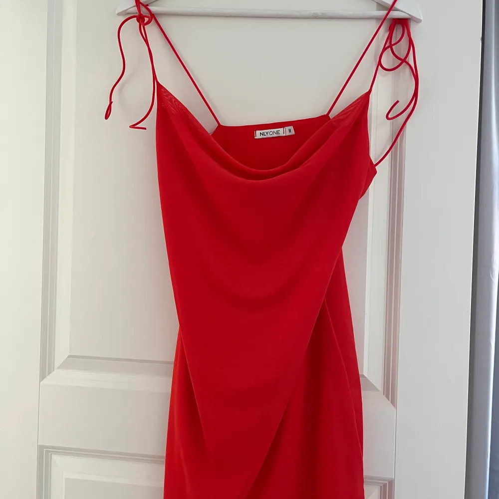 Röd/orange klänning, aldrig använd . Klänningar.