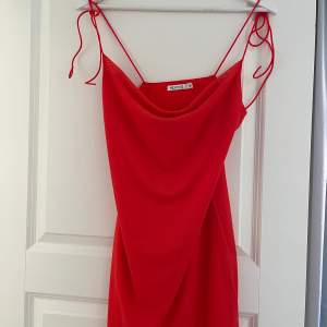 Röd/orange klänning, aldrig använd 