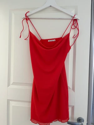 Klänning  - Röd/orange klänning, aldrig använd 