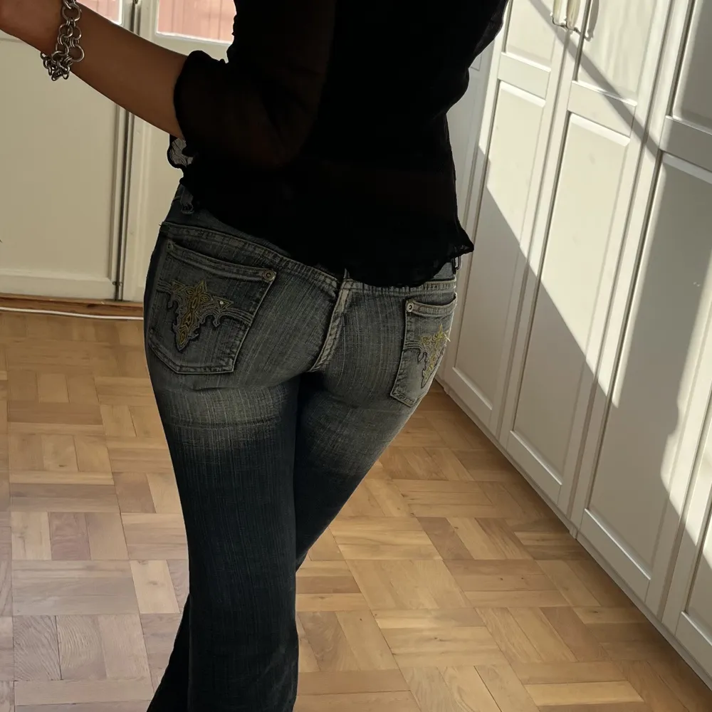 Lågmidjade bootcut jeans från miss Vivi. Inga defekter. Midjemått- 77 cm men stretch så passar mig som brukar ha midjemått 80cm. Innerben-81 cm. Hör av dig vid frågor eller intresse❤️. Jeans & Byxor.