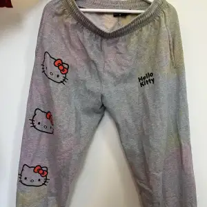 Hello Kitty sweatpants i bra skick. 