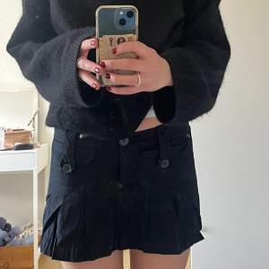 Superfin kjol med knappar som passar till alla tillfällen!💋😍 Midja: 38 cm, längd: 28 cm