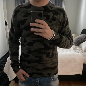 Kashmir Tröja - Köpt i usa förra året för 1600kr. Kashmir och wool material, väldigt skön och i väldigt bra skick! 9/10