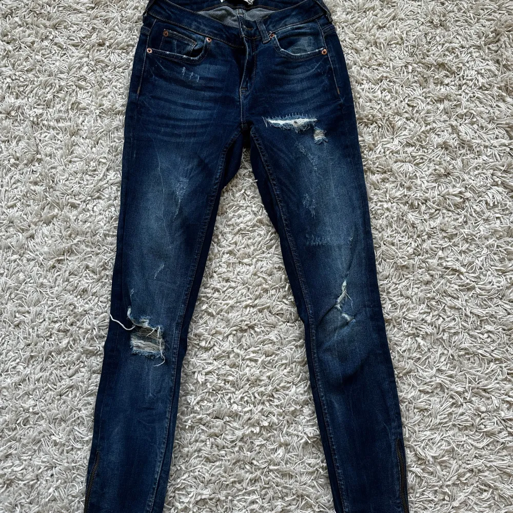 Jeans från Gina Tricot märke Kristen.  Storlek 26/30.. Jeans & Byxor.