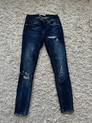 Jeans - Jeans från Gina Tricot märke Kristen.  Storlek 26/30.