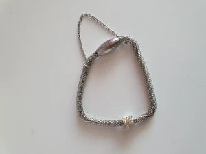 Armband stål  - Armband säljes  Nyskick  250kr nypris 500kr Kirurgiskt stål  Ca 17cm  Säkerhetskedja samt magnetlås  Riktigt snyggt och glansigt 