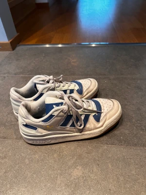 Adidas sneakers - Stått i garderoben i ett halvår, väl använda så kan behövas tvättas