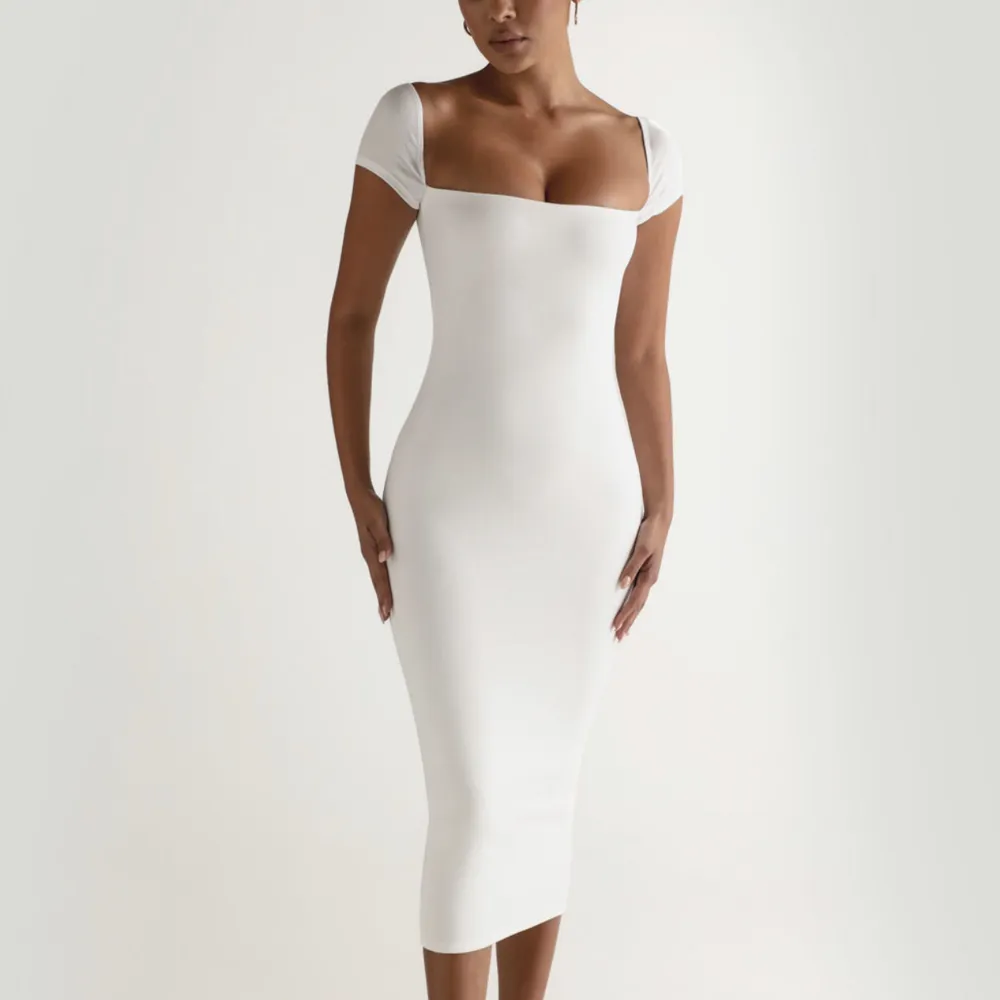 Säljer denna vita Midi klänning i storlek M. Skulle även passa en storlek S. Köpt från MYOUTFITONLINE. Oanvänd, har bara provat den. Taggen är fortfarande på. Nypris med frakt + tull är ca 1600kr. (Pris går att diskutera vid snabb affär). Klänningar.