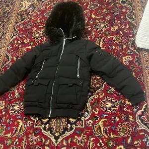 Supply  damand vinter jacka  - Hej säljer min vinter jacka ny använd 1 gång storlek s köpt från jd föra året för 1000 men säljer för 850 vid snabb affär 800