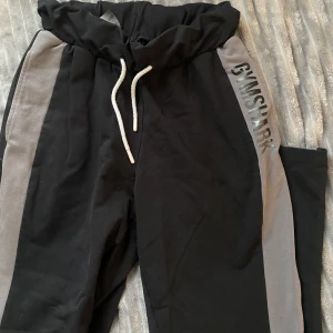 Gymshark Mjukisbyxor - Helt oanvända mjukisbyxor i storlek Xs från Gymshark, dem är utsvängda och sitter jätte fint på.  Just denna modell säljs inte mer, vid fler bilder kontakta mig 💕