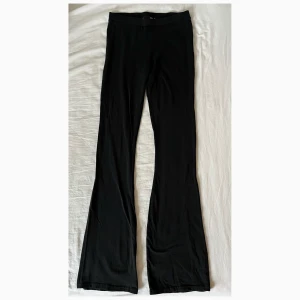 Flared leggings - Svarta flared leggings från Lager157! Fint skick, storlek S🩷