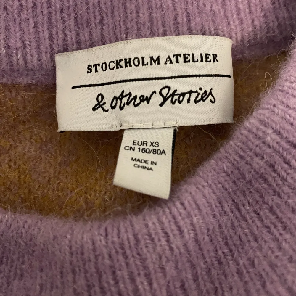 En jätte fin lila-gul stickad tröja från & other Stories. Jätte fint skick och knappt använd. Säljer pga att den inte riktigt är min stil och är  lite för kort för mig som är 175. Perfekt för hösten! Pris kan diskuteras vid snabbt köp.. Tröjor & Koftor.