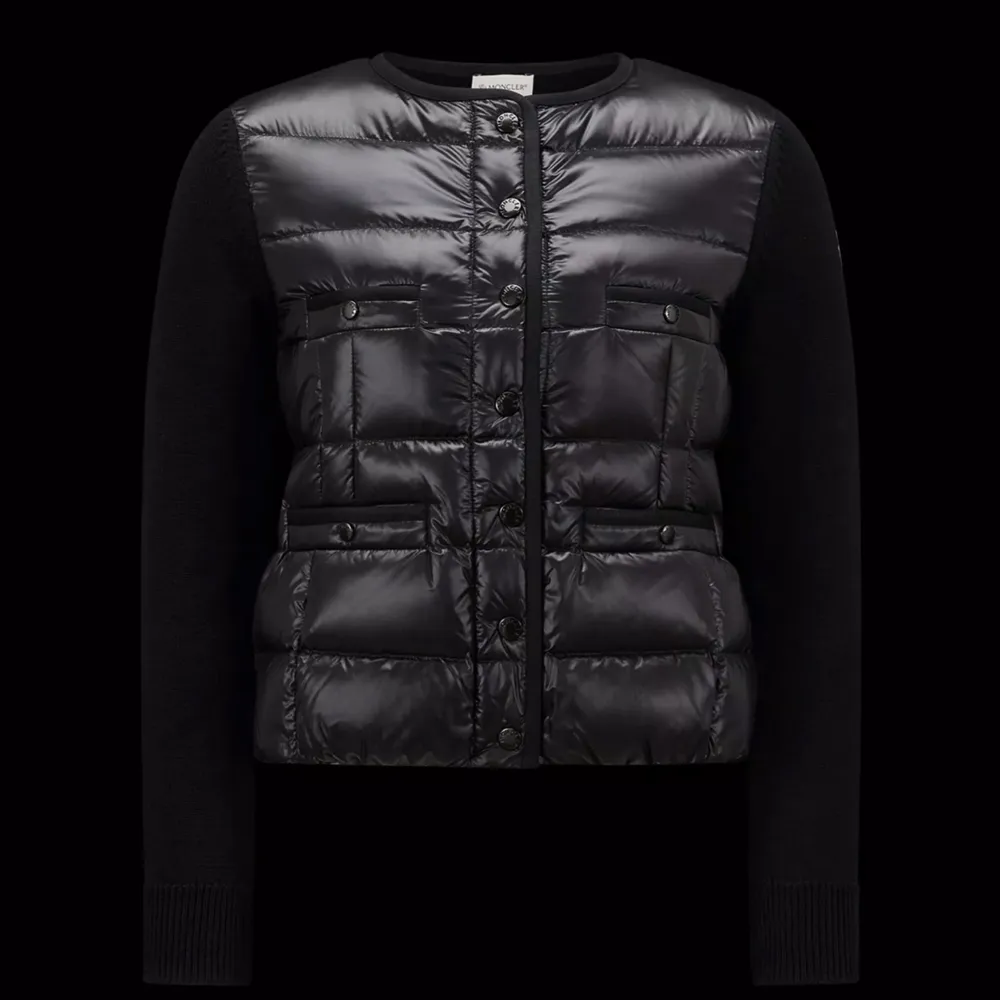 Helt ny, oanvänd Moncler Padded wool cardigan i storlek L men sitter som en M. Org pris 9.260kr. Skriv gärna för fler frågor. Jackor.