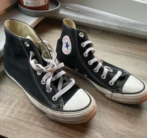 Converse  - Höga Converse i svart färg i storlek 38. Bra skick 
