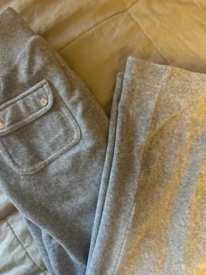 Söt sett  - Säljer min gråa juciy sett. Den är använd ett par gånger och är lite sliten men inga fläckar . Säljer byxorna för sig och tröjan om man vill ha det🤍 annars kan man köpa i sett 