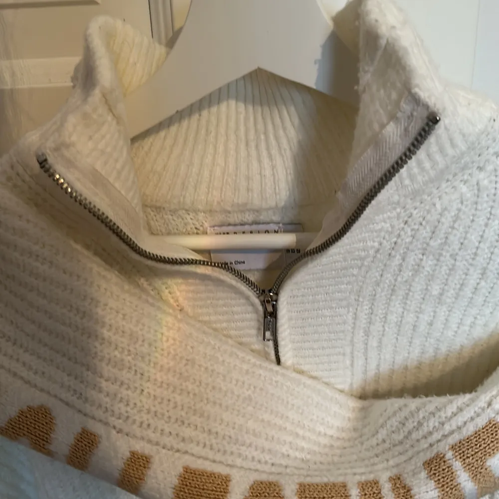 Skön och mysig stickad tröja från asos. Använd men utan defekter. Detaljer på ärmarna med text ”weekend collective”. Tröjor & Koftor.