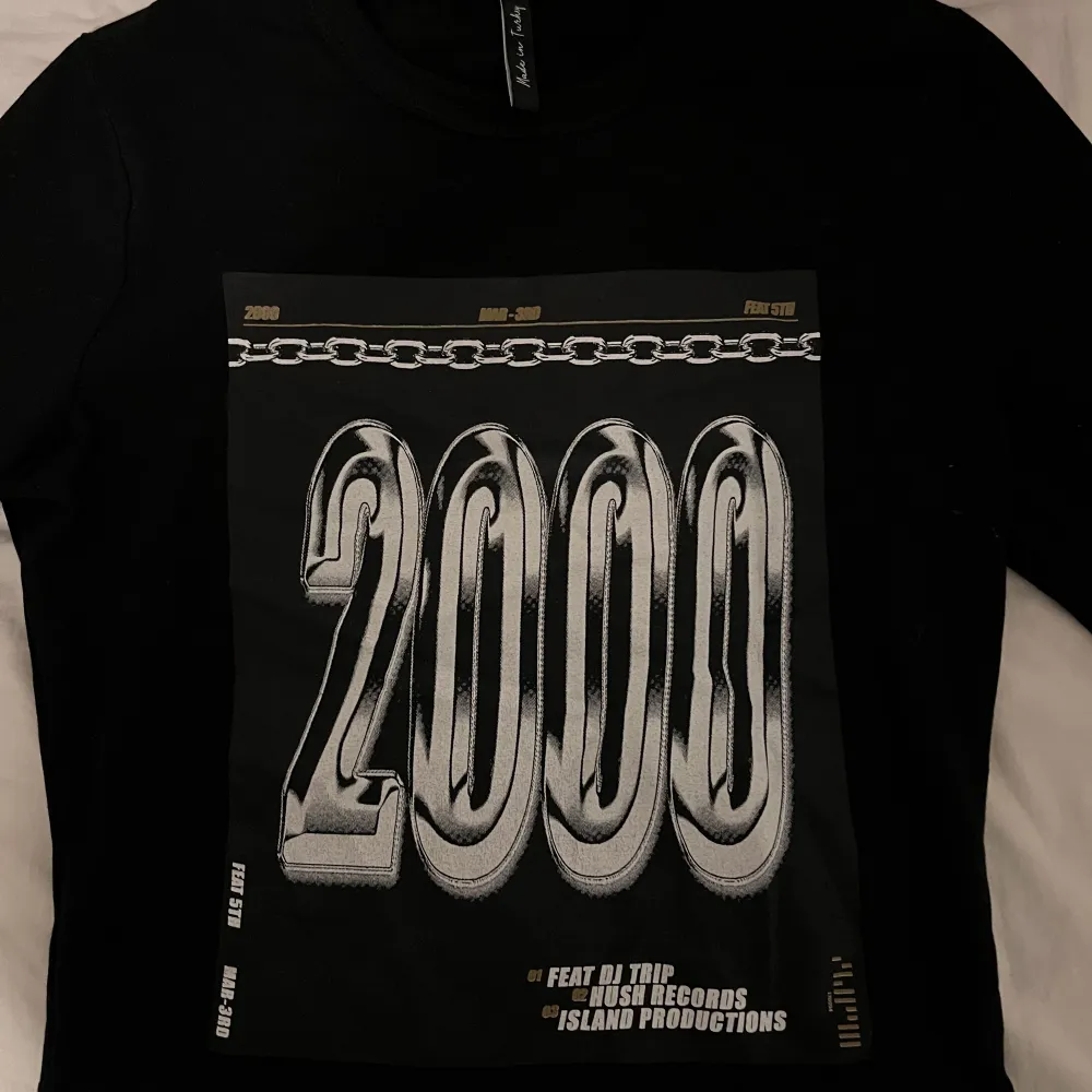 Svart crop top med 2000’s stil. Sitter fint och lite över naveln. . T-shirts.