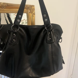 Stor väska  - Stor axelväska. Man får plats med dator böcker och mycket annat 