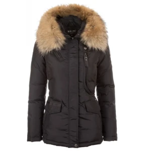 Hollies jacka i storlek 36. - Hej! Säljer denna Hollies jacka då den inte kommer till användning. Super varm vinterjacka med en avtagbar päls. Har endast använt den ett fåtal gånger och ser så gott som ny ut! Säljer endast för 3000kr !