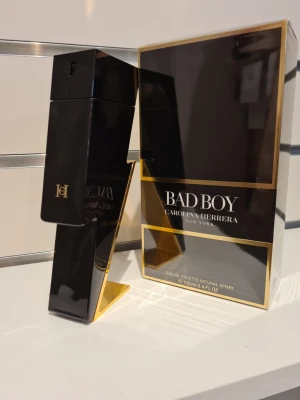 Carolina Herrera - Säljer Carolina Herrera Edt 100 ml parfym, helt oöppnad. Hör av dig vid frågor!