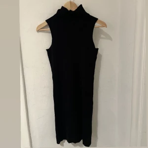 Stickad poloklänning - Stickad poloklänning