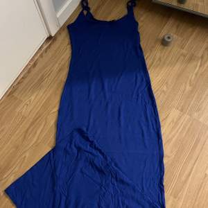 Lång blå klänning som liknar skimsklänningen, sitter extremt bra