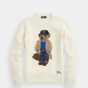 Ralph lauren stickad tröja  - Säljer min stickade Polo Ralph Lauren med nalle tryck💞 Det är inte exakt samma tryck men skriv vid fler bilder💗💗 Storken är m men passar mig lite oversize som är xs s i vanliga fall💞🩰 Ny pris 4500kr Säljer för 2500kr Kan sänka vid snabb affär 🛍️❣️