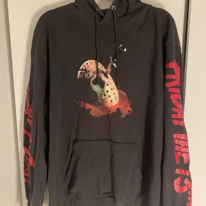 Halloween hoodie  - Säljer denna Friday the 13th hoodie eftersom jag aldrig använder den. Har endast använts ett få antal gånger tidigare. Skriv för fler bilder eller frågor💕