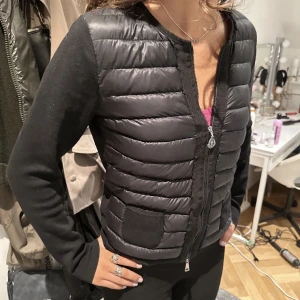 Moncler cardigan - Moncler cardigan, storlek M men sitter som S/xs! Qr kod finns