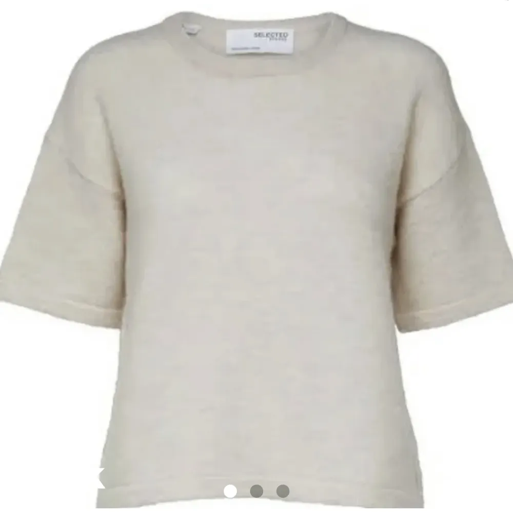 Så fin trekvartsärmad stickad tröja från selected femme. Den är i M men passar även S. Den är i bra skick ändast använd ca 3 gånger . Stickat.