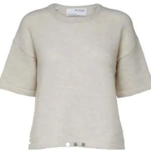 Så fin trekvartsärmad stickad tröja från selected femme. Den är i M men passar även S. Den är i bra skick ändast använd ca 3 gånger 