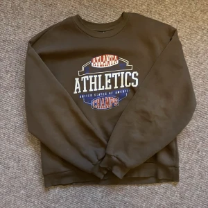 Sweatshirt - Brun sweatshirt från Gina Tricot som inte kommer till användning längre. Fint skick och inga tydliga defekter. Storlek M men skulle säga att den passar Xs-M beroende på hur man vill att den sitter! Pris går att diskuteras, använd gärna köp nu😊