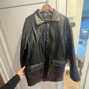 Skinnjacka - Säljer denna skinnjacka köpt second hand förra året för 500kr. Bra skick. Storlek XL