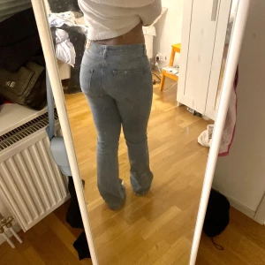 Lågmidjade ljusblå jeans - Från lager 157 storlek S. Lågmidjade nypris 400kr. Bra skick inget fel på dom. Snygg passform i rövvvvvv