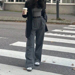 Djerf Avenue - Byxrona är köpt på plick tyvärr så är den stor för mig! Skulle säga att den passar en som brukar ha mellan M-L storlek!  Kan skicka bilder om det behövs! Är 160cm lång