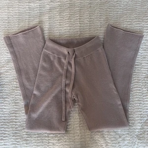 Lisa yang byxor!  - Så mysiga och snygga bootcut mysbyxor i 100% Kashmir från märket Lisa Yang! Dom ser typ lite noggriga ut på första bilden men det är dom inte, färgen syns bäst på andra bilden❤️ Nypris runt 3500kr