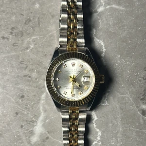 Armbandsklocka Klocka rolex - Ny Petit klocka till vuxen kvinna.   Går att byta armband till klockan till önskad länk eller längd. 