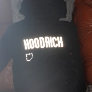 Hoodie - Fin tröja inte använd så mycket det är stortlek s men passar även m.