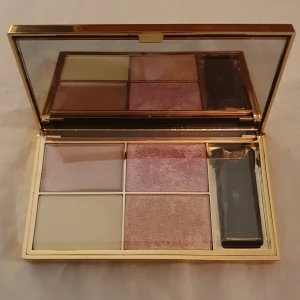 SleekMakeup highlighting palette  - Oöppnad HighlightingPalett Lyxigt förpackad highlighterpalett som omedelbart ger lyster och glow. Den mångsidiga paletten innehåller fyra högpigmenterade nyanser som kan användas både i ansikte och på kroppen för en strålande look. Superpris 70kr