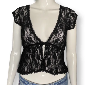 Topp - Genomskinlig topp som knyts samman. Storlek XS, mer info kommer snart! 