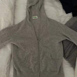 From future  - Säljer min kashmir zip up hoddie från from future! Så fin och inte nopprig. Köptes för cirka 1 900kr och säljer den för 799kr.  