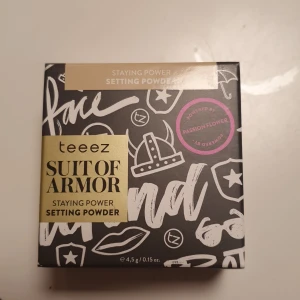 Teez SuitOfArmor SettingPowder  - Veganskt löspuder som hjälper dig att hålla din makeup på plats hela dagen. Den kontrollerar glans, och jämnar ut huden samtidigt som den varken lämnar kvar några rester på huden eller syns på bild. Fungerar pudret som en sköld över ditt smink pris 180