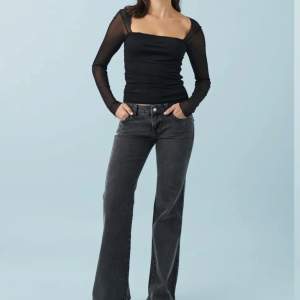 Low waist jeans ifrån Gina tricot, säljer då dom är för långa och lite för stora🫶köpt för 500 men säljer för 400 då endast använt få gånger och inga defekter💕öppen för andra prisförslag vid snabb affär