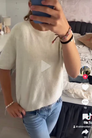 Den populära stickade t-shirten från H&M🙌🏼 - Jag säljer nu min beiga stickade t-shirt från H&M, den är verkligen jättefin men måste rensa garderoben. Inget fel på den och kommer noppra av den innan leverans! Använd några gånger🫶🏻🌸