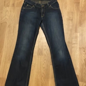 Lee jeans  - Säljer dessa coola lowwaist, bootcut lee jeans💐💐💘 Passar mig som är 162, men liten i midjan.