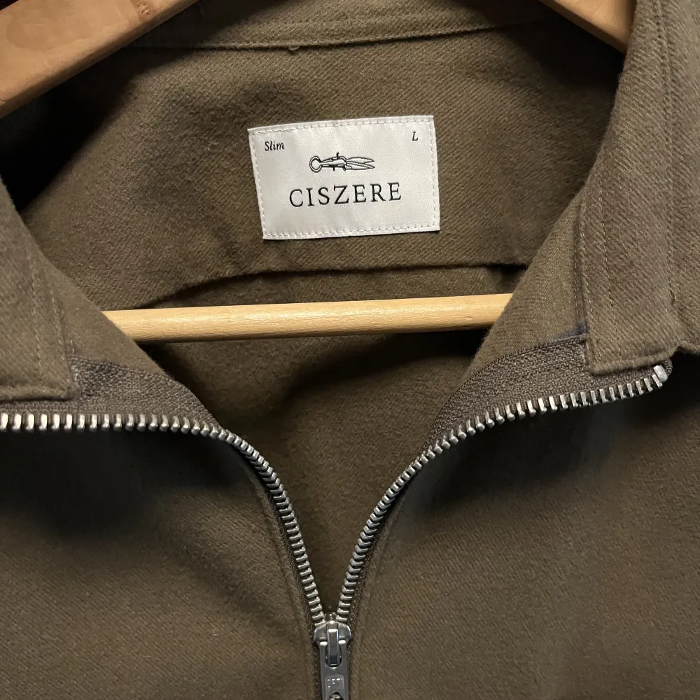 Säljer nu denna rikigt sköna overshirten/jackan från märket Ciszere. Den är inte använd mycket och är i väldigt bra skick! Hör av dig om du har några frågor🙌 Storlek: L Nypris: ca 1100 kr. Jackor.